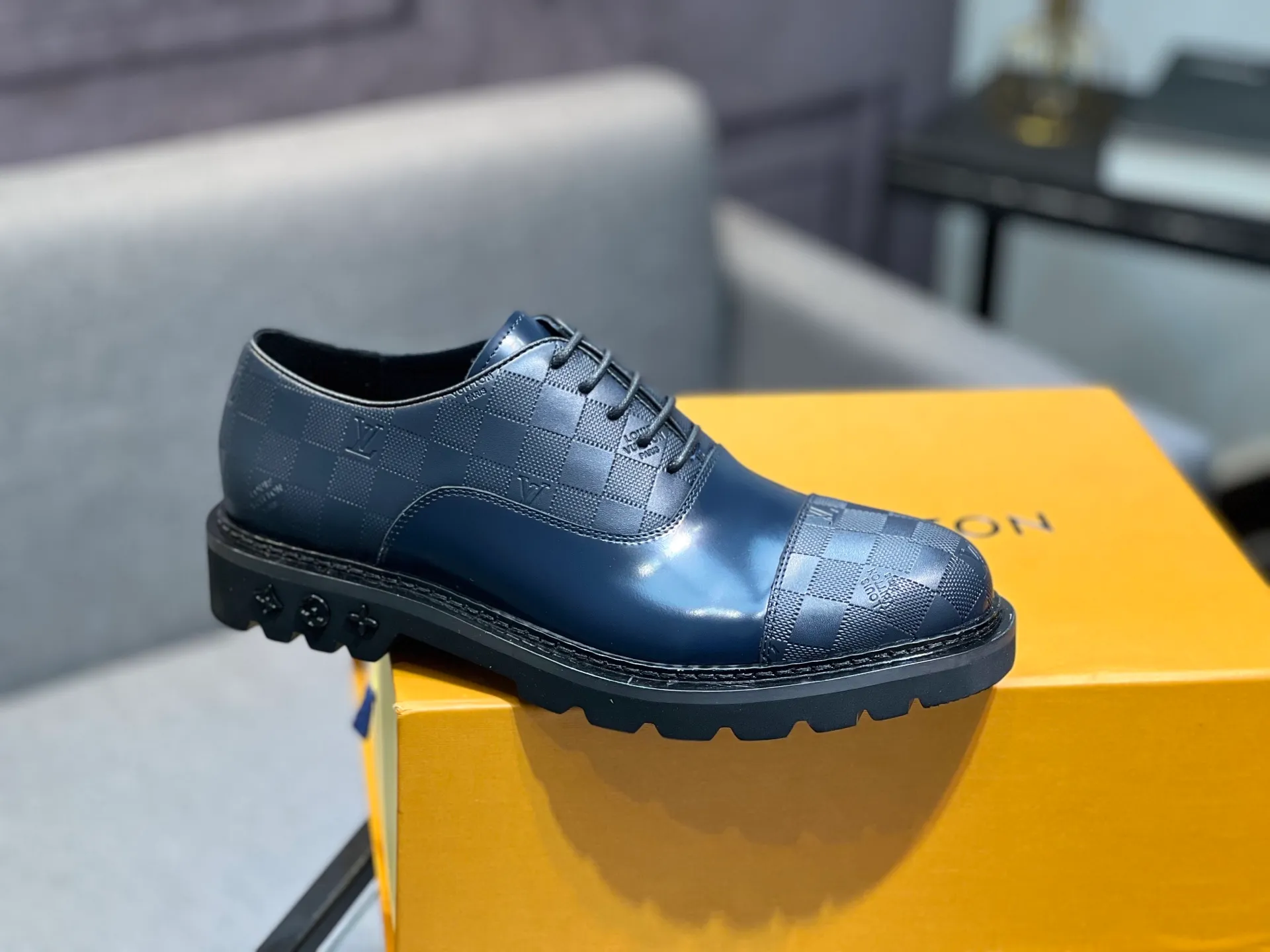 Men's shoes 💰820 [LV] - High-end quality - Upper: 🔝 tumbled cowhide, Nappa cowhide, brand logo sewn on shoe body - Lining: cowhide, foot pads; water-dyed cowhide - Outsole: TPR·rubber foam; two-color molded outsole -Super high quality control·Fine workmanship: highlighted (high-end·luxury·grade) -Size: 39-44 (38 45 can be customized)